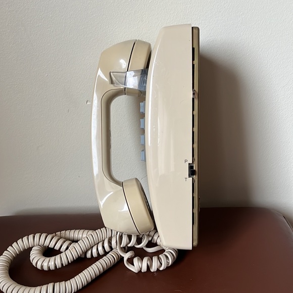 Vintage GTE wall mount push button phone - Picture 5 of 13